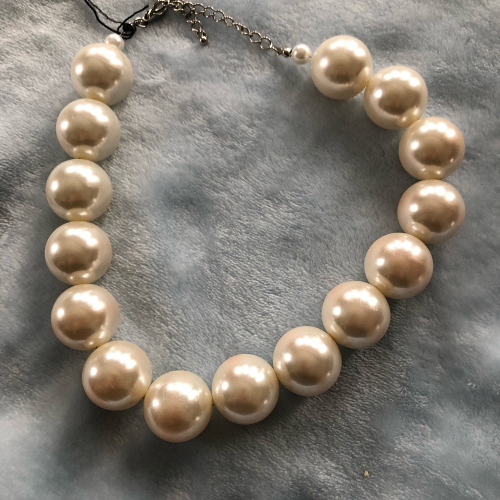 Large ball pearl necklace